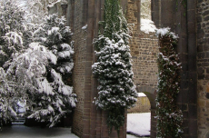 Kirchenruine im Schnee